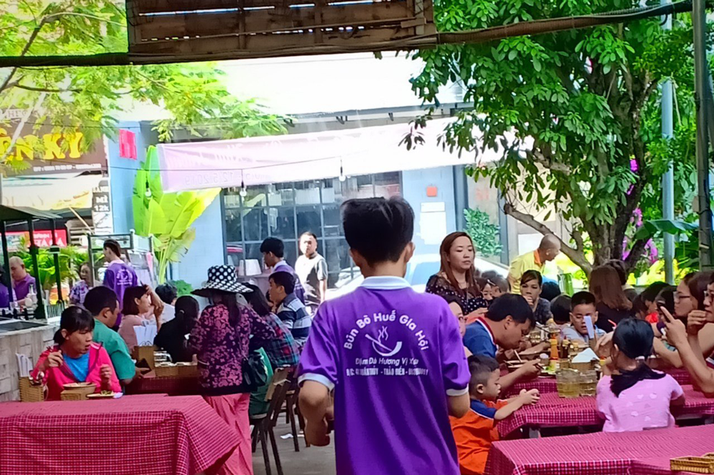 hinh anh dong phuc nhan vien bun bo hue gia hoi dam da huong vi xua
