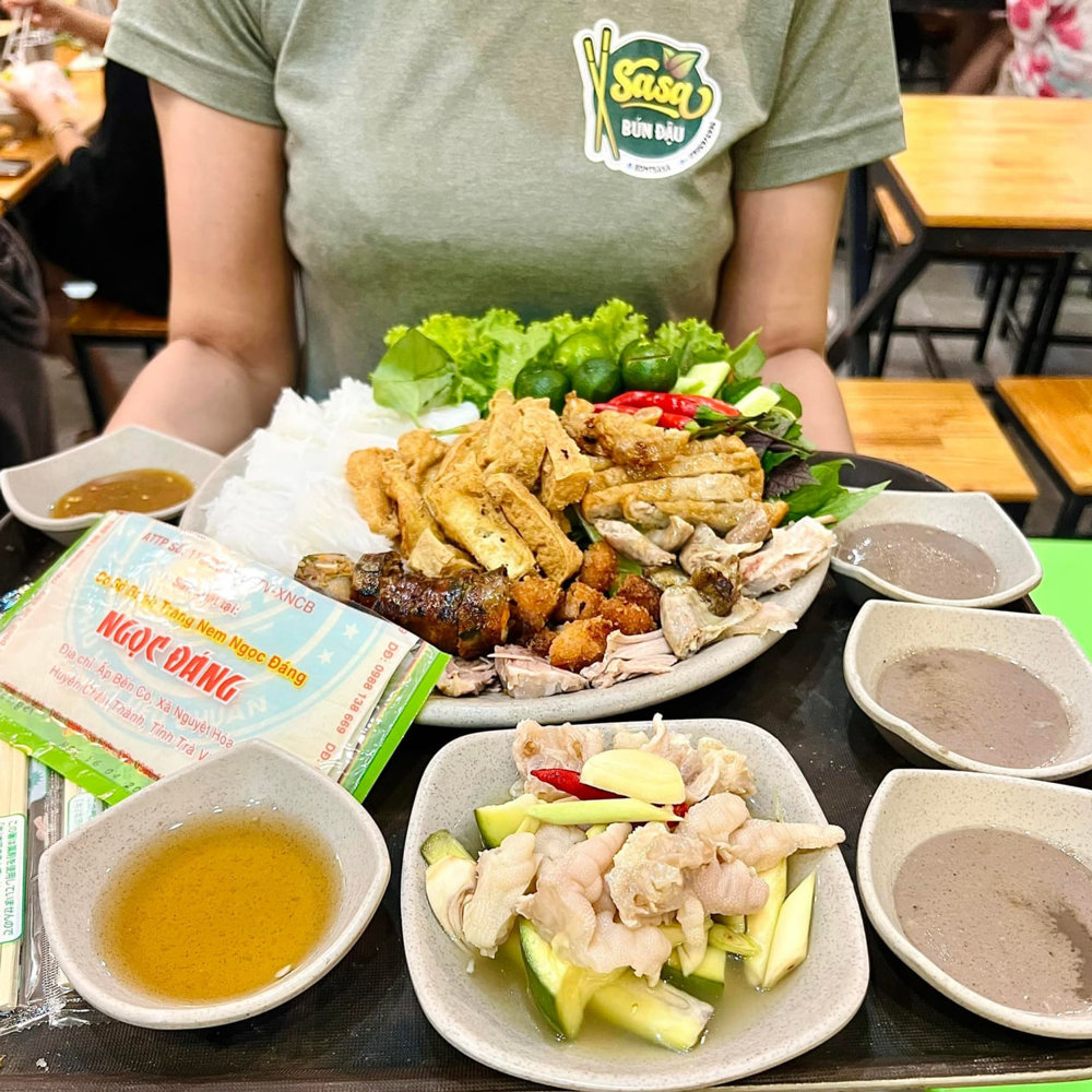 hinh anh dong phuc nhan vien bun dau mam tom sasa