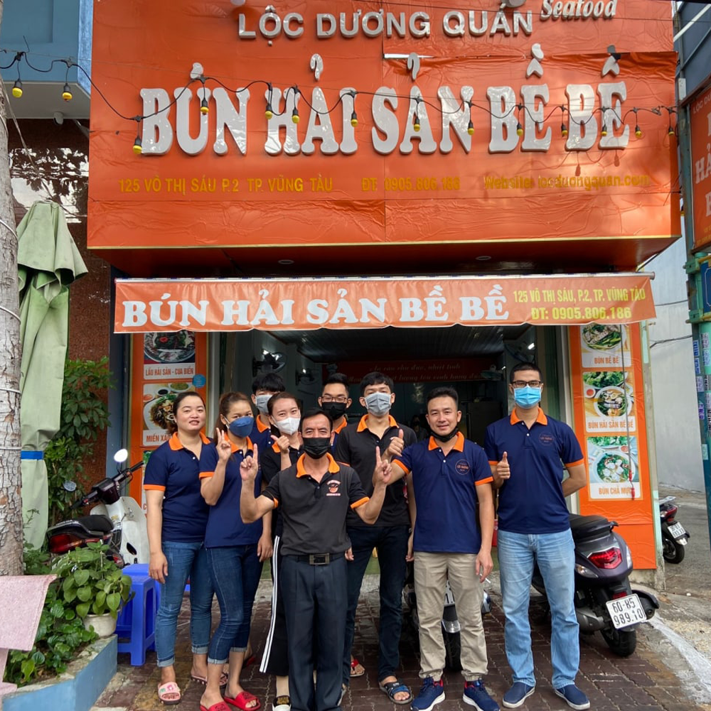 hinh anh dong phuc nhan vien bun hai san bebe loc duong