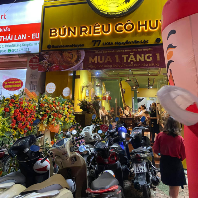 hinh anh dong phuc nhan vien bun rieu co huyen