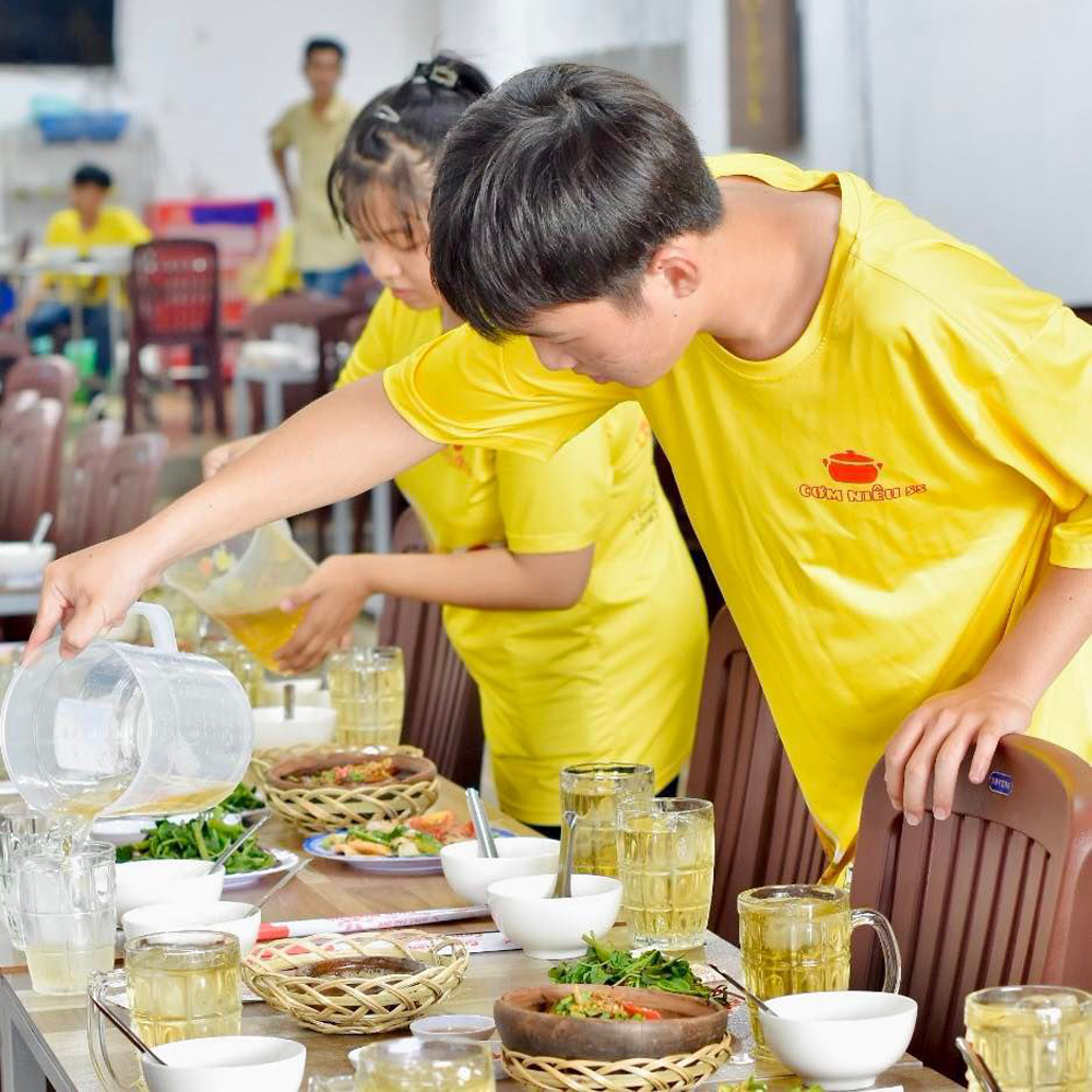 hinh anh dong phuc nhan vien com nieu 55 vung tau