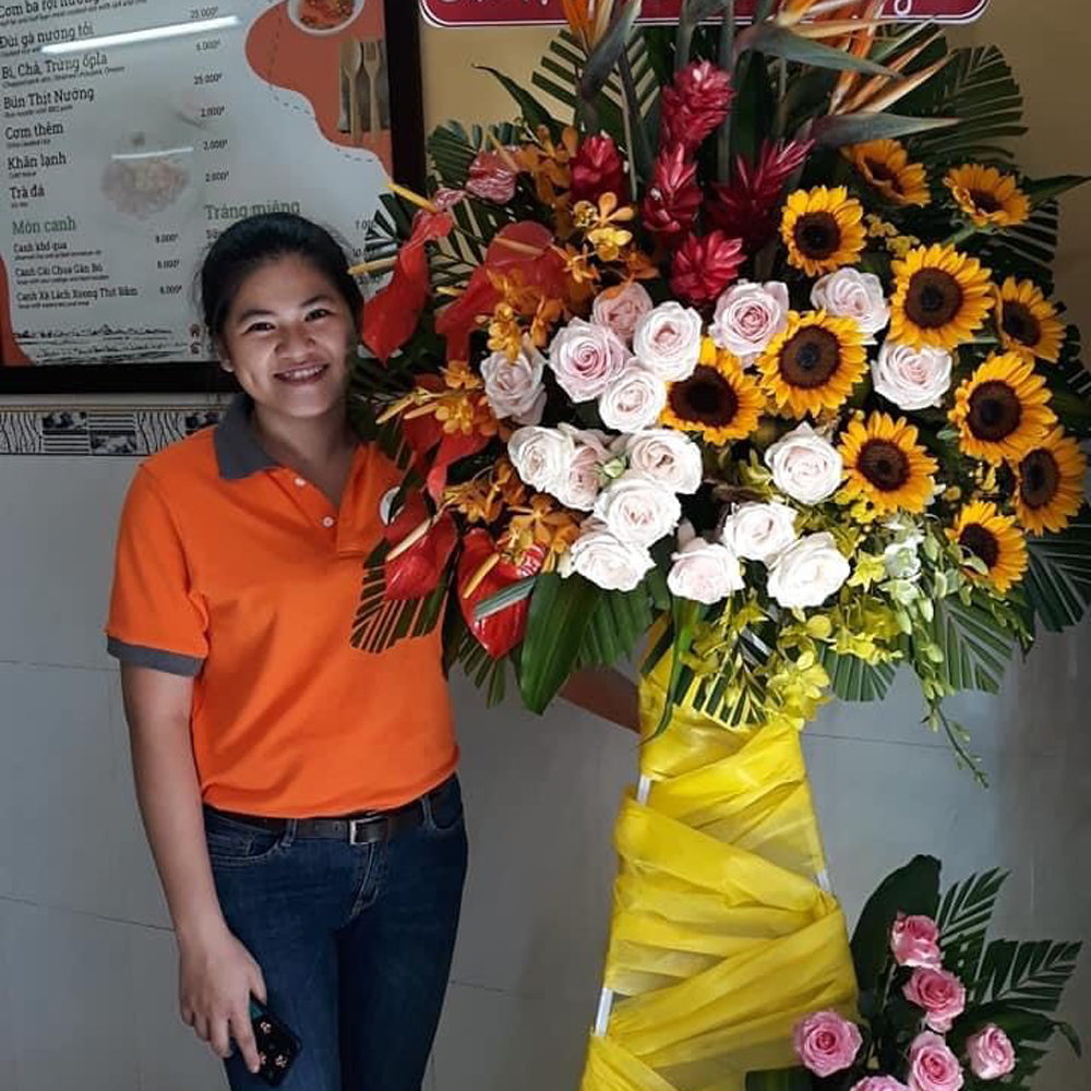 hinh anh dong phuc nhan vien com tam co ut