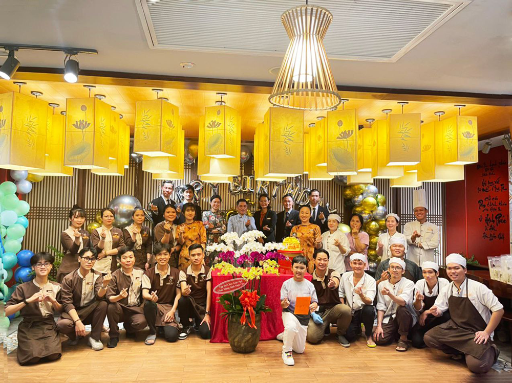 hinh anh dong phuc nhan vien nha hang chay giac ngo