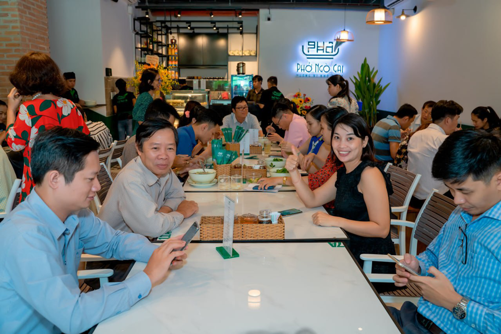 hinh anh dong phuc nhan vien pho ngo gai huong vi kho phai