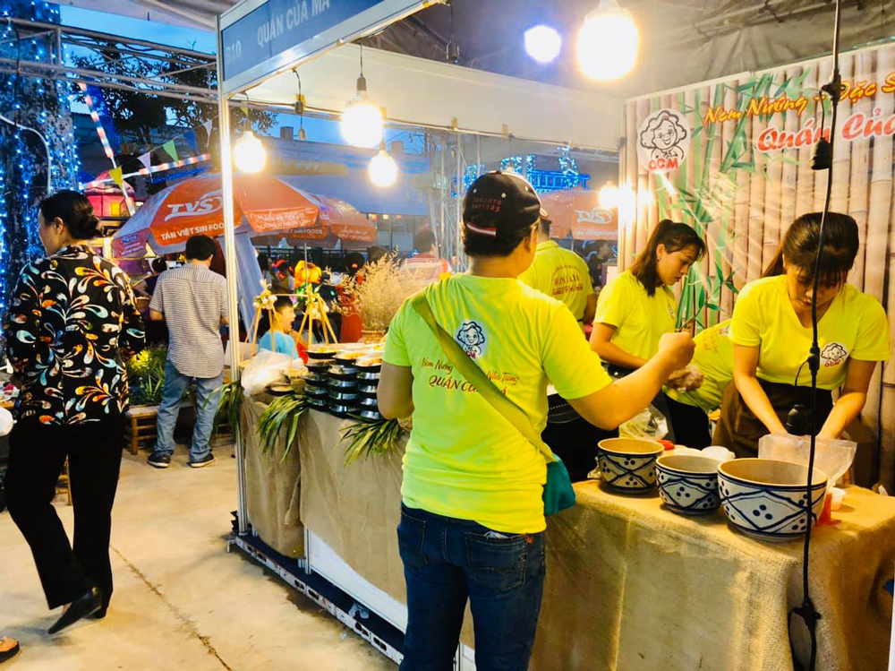 hinh anh dong phuc quan cua ma nem nuong dac san nha trang