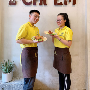 hinh anh tap de nhan vien 2 chi em com ga nha trang