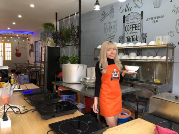 hinh anh tap de nhan vien banh canh ca loc chu la