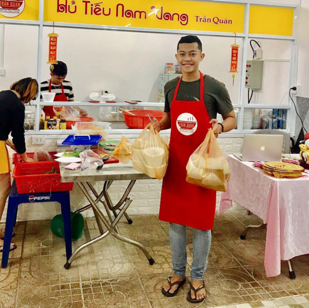 hinh anh tap de nhan vien tran quan hu tieu nam vang
