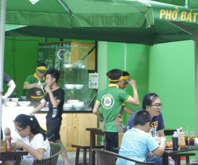 tap de nhan vien pho bat dan