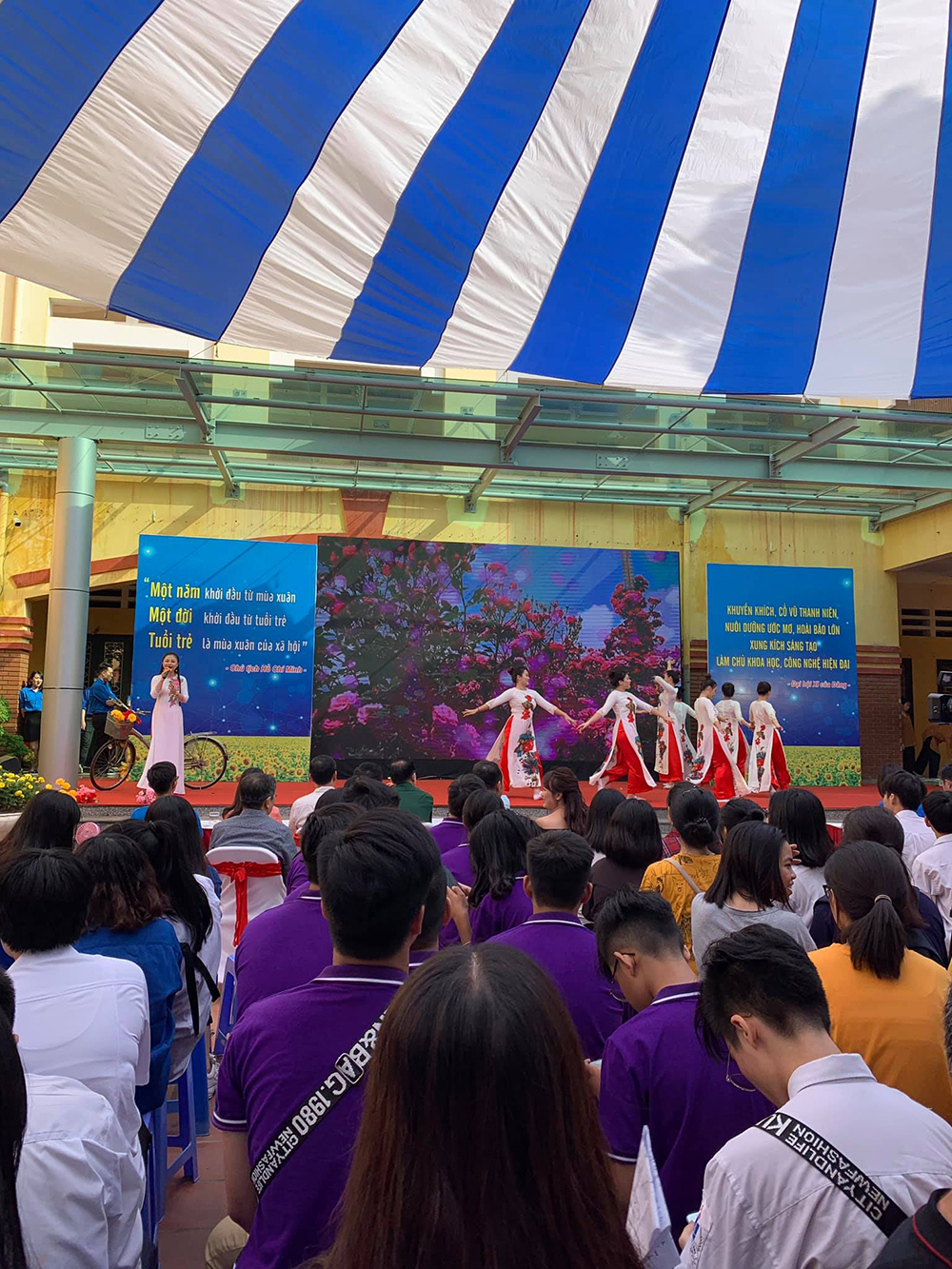 dong phuc hoc sinh truong thpt mai hac de