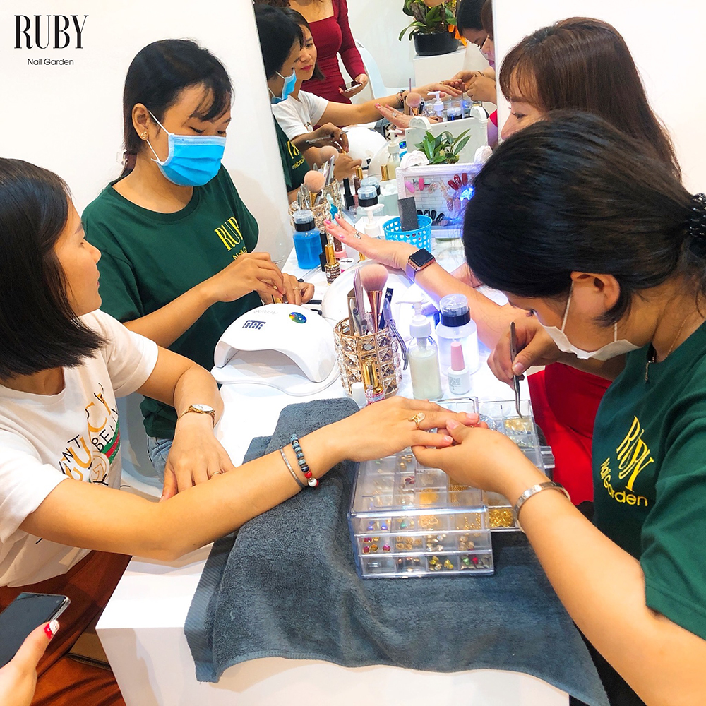 dong phuc ruby nail