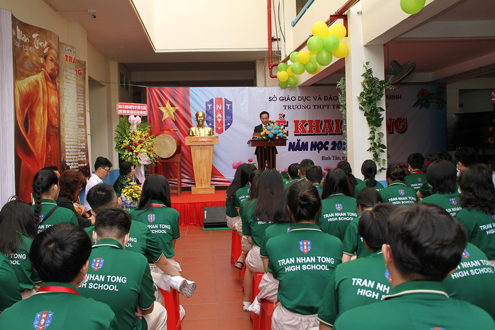 dong phuc truong thpt tran nhan tong