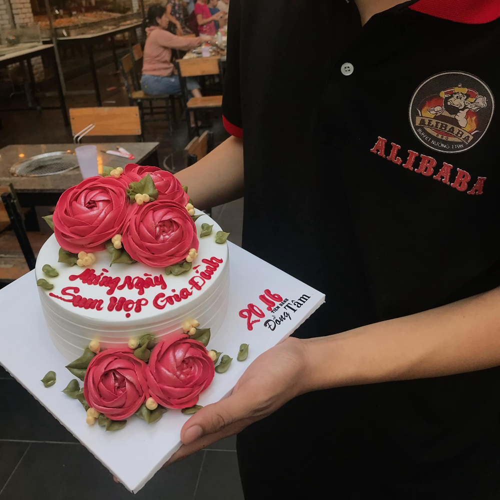 hinh anh dong phuc alibaba buffet nuong va lau