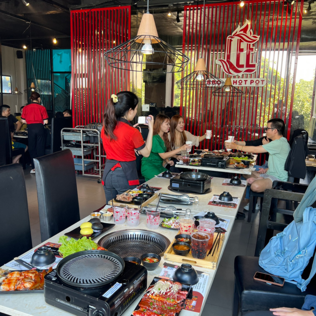 hinh anh dong phuc lee bbq & hot pot
