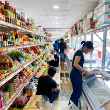 hinh anh dong phuc mai mart thuc pham chay sach
