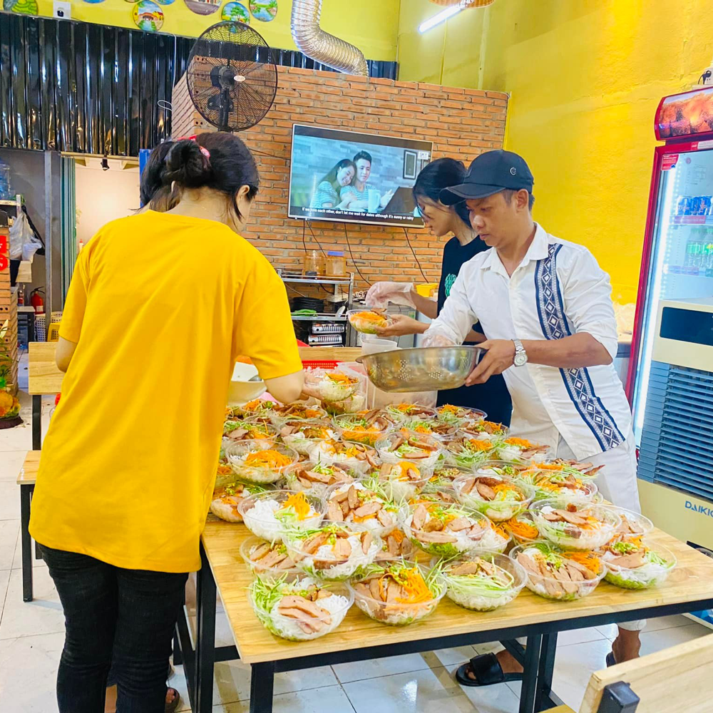 hinh anh dong phuc nhan vien bo u quan nuong lau va hon the nua