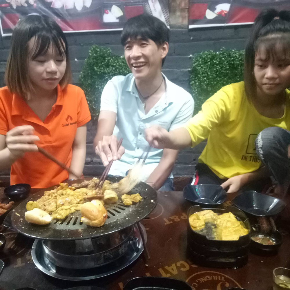hinh anh dong phuc nhan vien galbi brothers lau nuong han quoc
