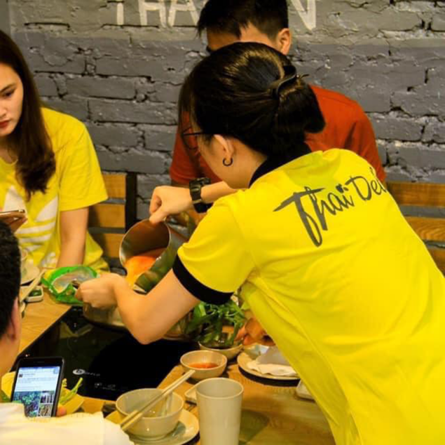 hinh anh dong phuc nhan vien thai deli buffet lau thai