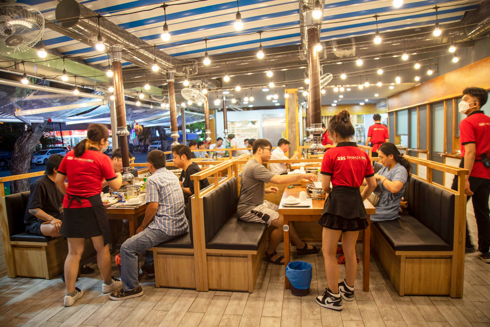 hinh anh dong phuc nhan vien zihwaza bbq