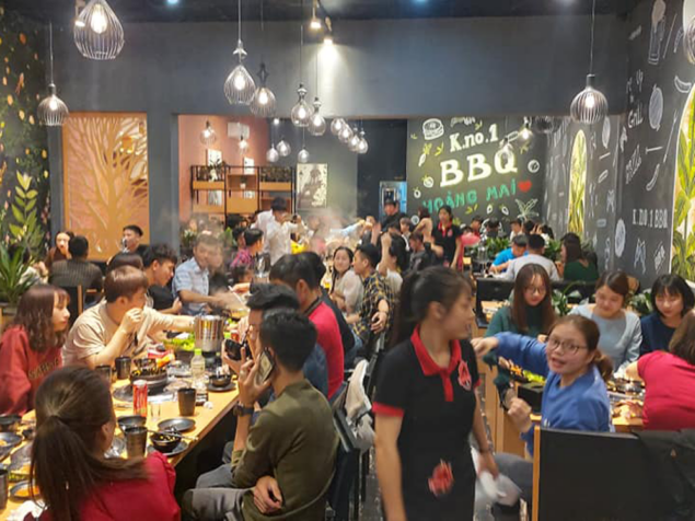 hinh anh tap de nhan vien kno1 bbq lau nuong khong khoi hoang mai