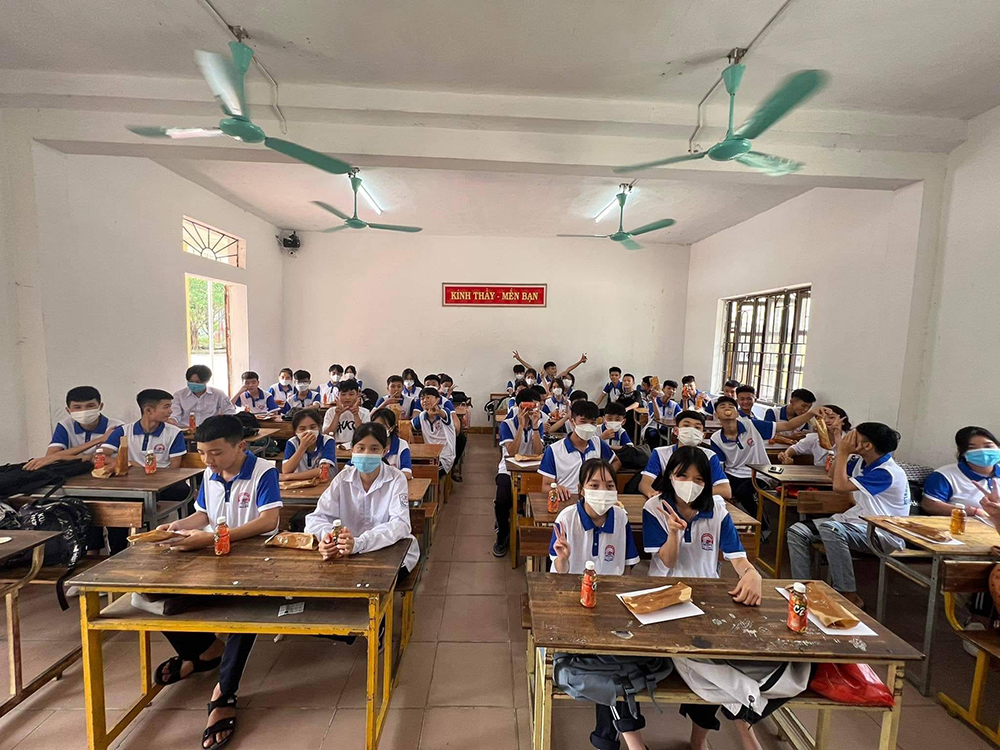 ao the duc truong thpt ai quoc