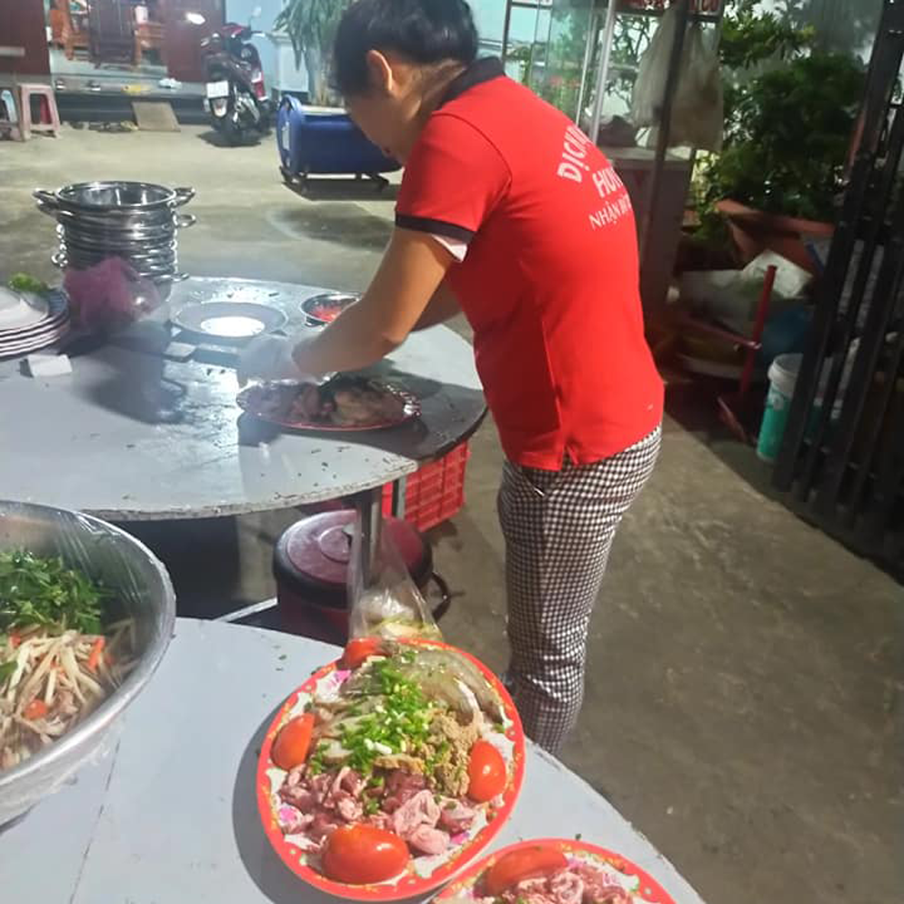 hinh anh dong phuc dich vu nau an huy anh