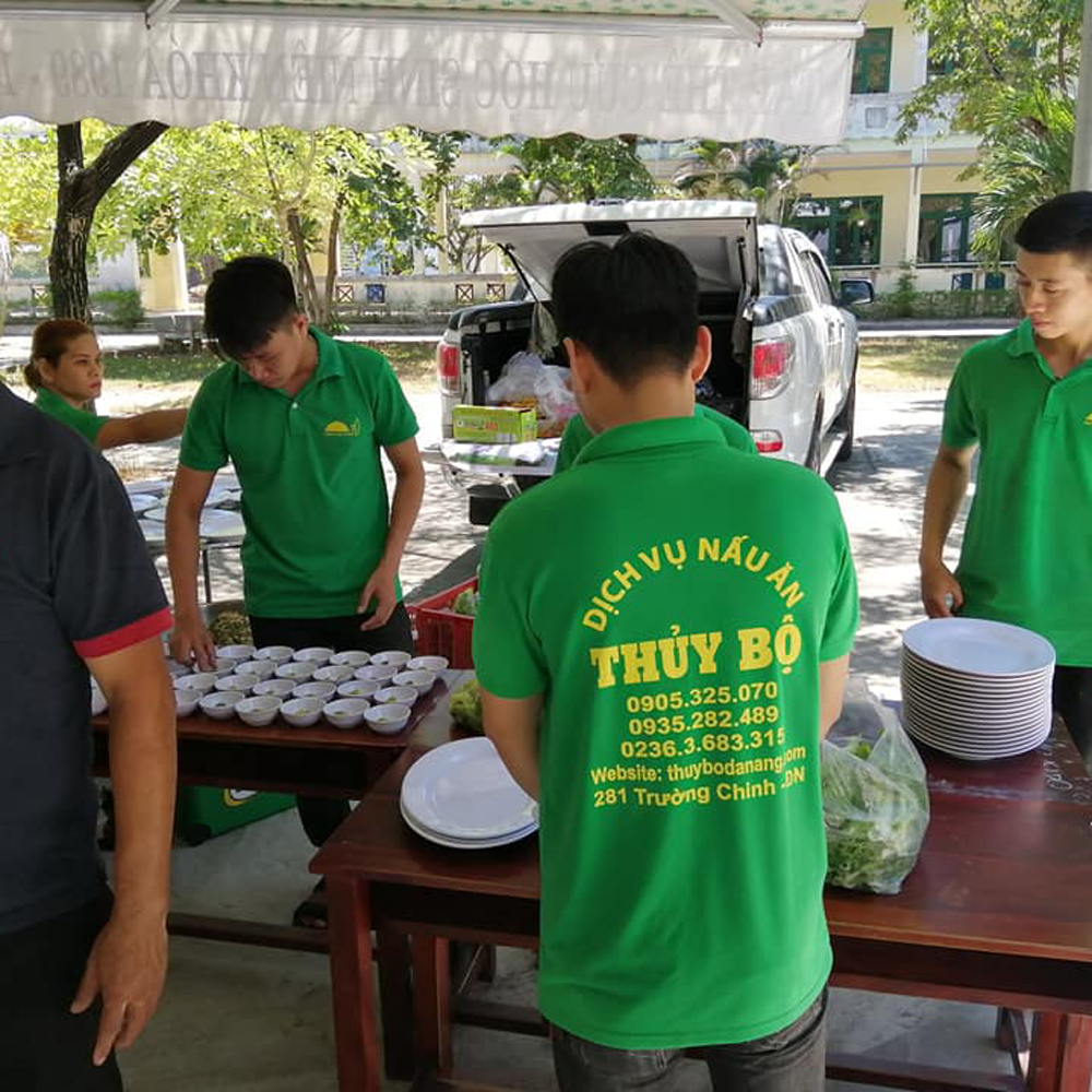 hinh anh dong phuc dich vu nau an thuy bo