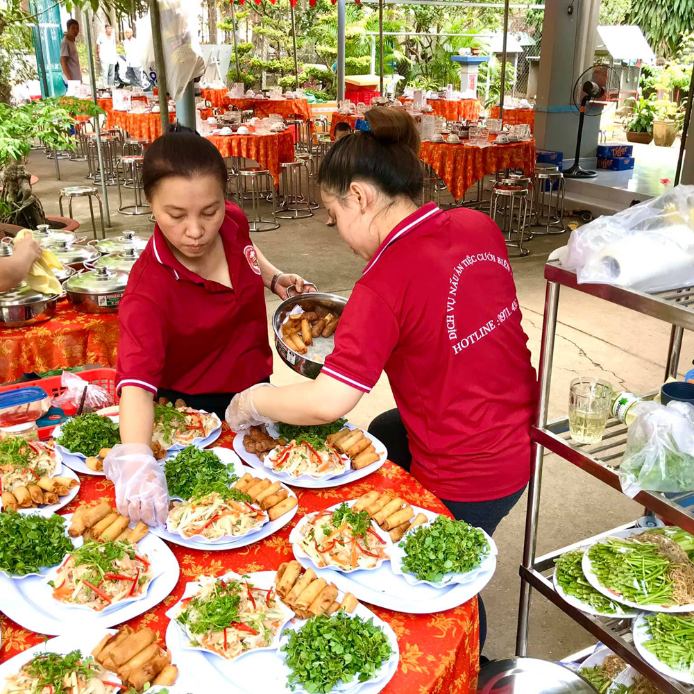 hinh anh dong phuc dich vu nau an tiec cuoi bien hoa