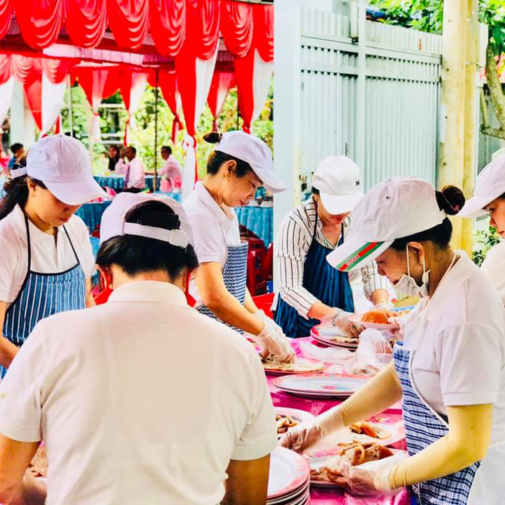 hinh anh dong phuc dich vu nau an tu lam