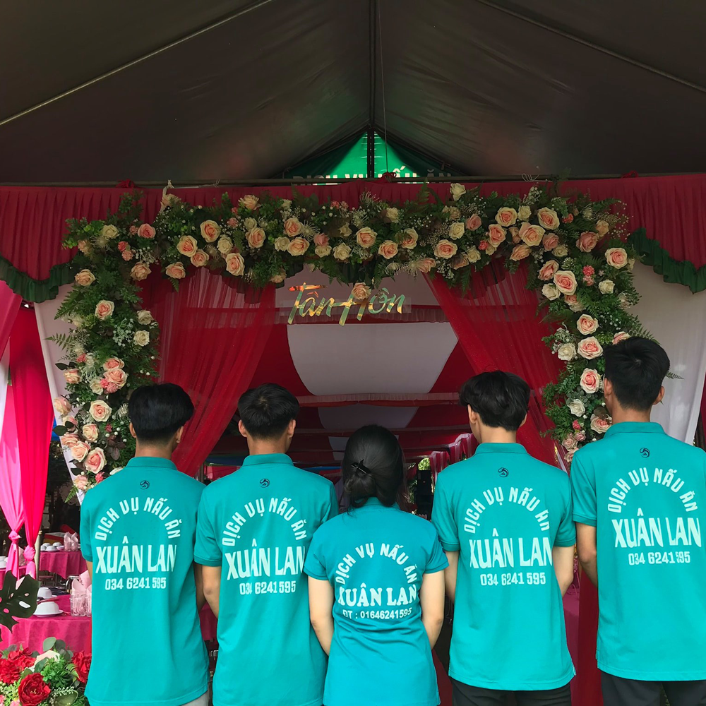 hinh anh dong phuc dich vu nau an xuan lan