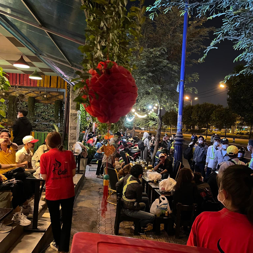 hinh anh dong phuc nam thanh coffee