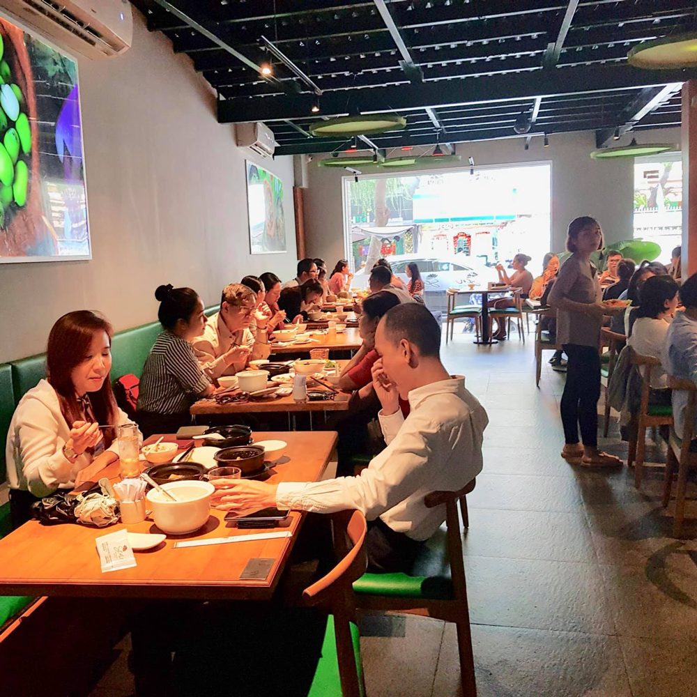 hinh anh dong phuc nha hang chay sen vegan house