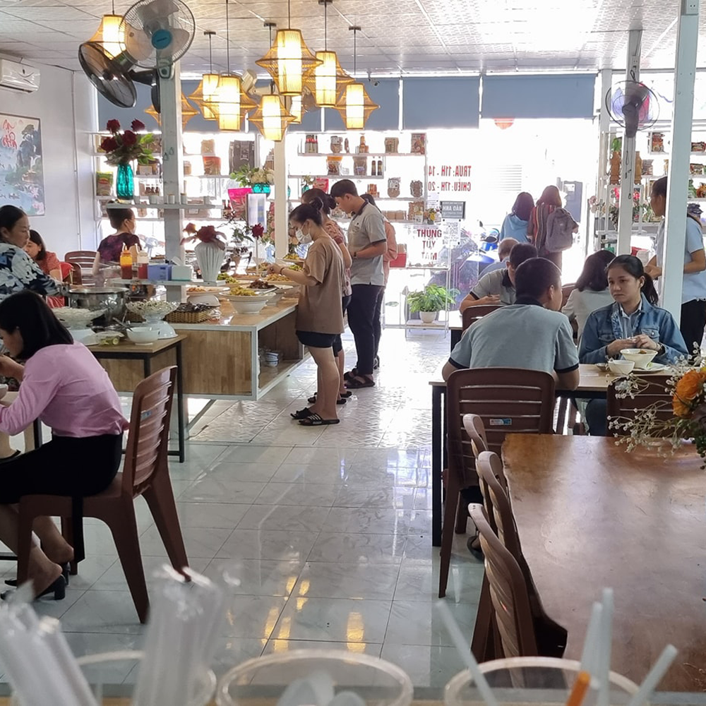 hinh anh dong phuc nhan vien buffet chay q2