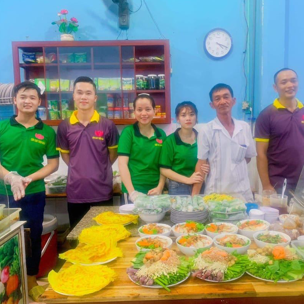 hinh anh dong phuc nhan vien com chay thien nhan