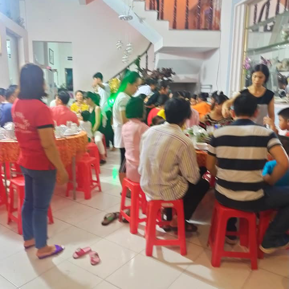hinh anh dong phuc nhan vien dich vu nau an huy anh