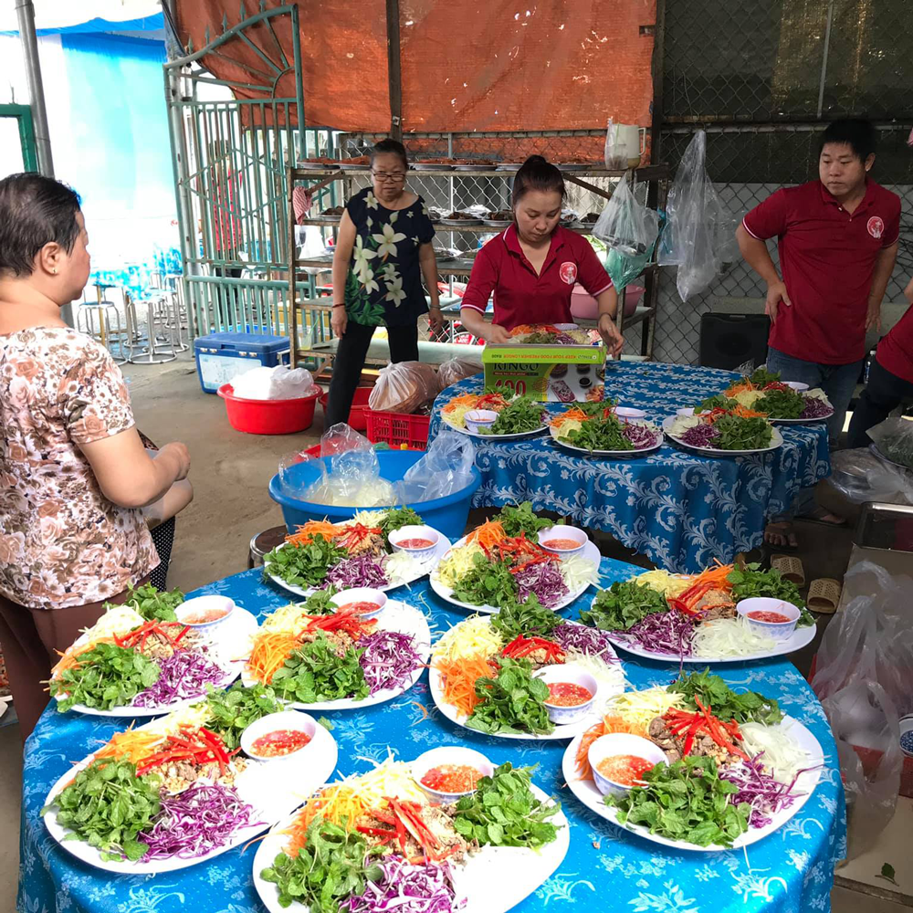 hinh anh dong phuc nhan vien dich vu nau an tiec cuoi bien hoa