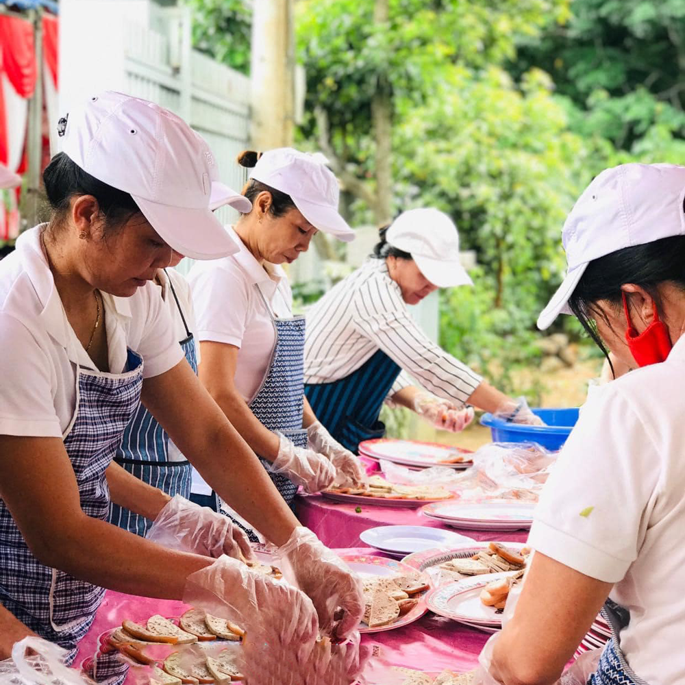 hinh anh dong phuc nhan vien dich vu nau an tu lam