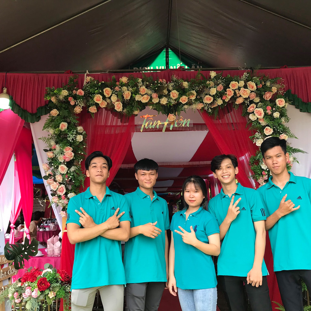hinh anh dong phuc nhan vien dich vu nau an xuan lan