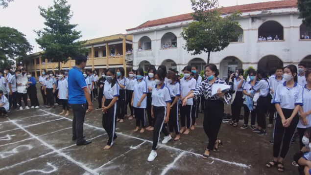 dong phuc hoc sinh truong thcs va thpt phu tan