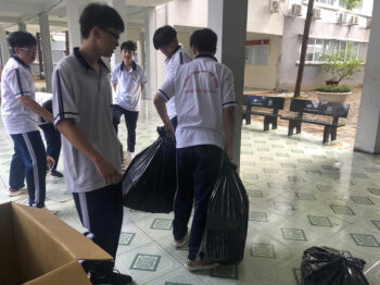 dong phuc hoc sinh truong thpt dinh tien hoang