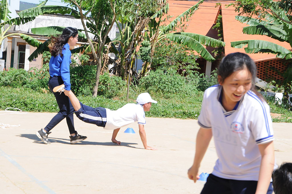 dong phuc hoc sinh truong thpt phan boi chau
