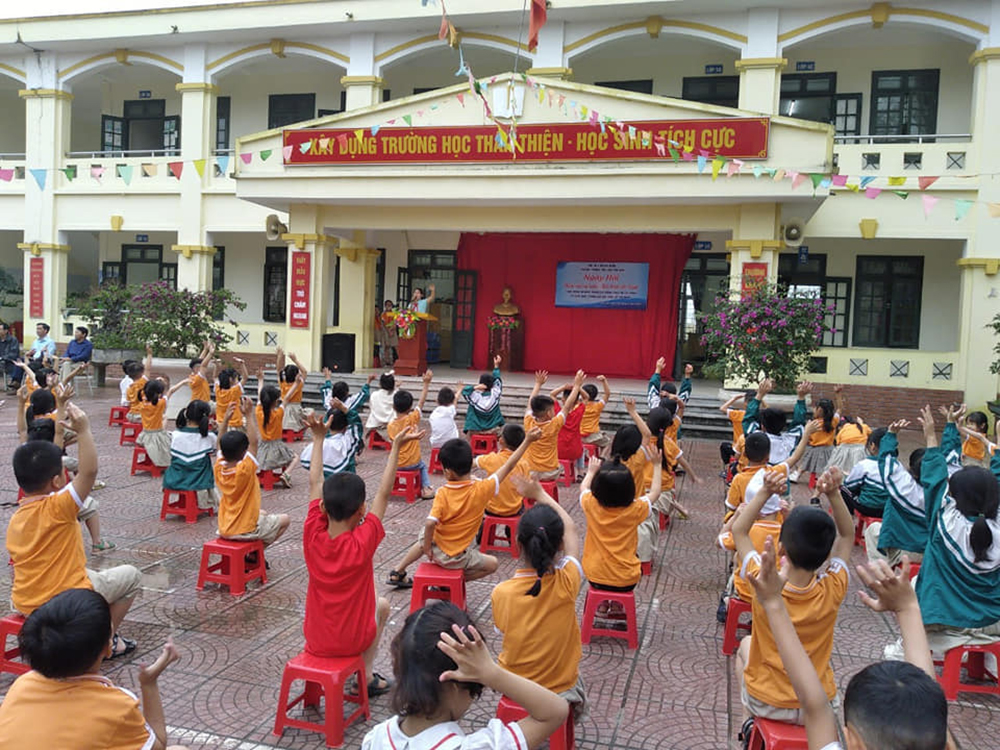 dong phuc hoc sinh truong tieu hoc tan dan