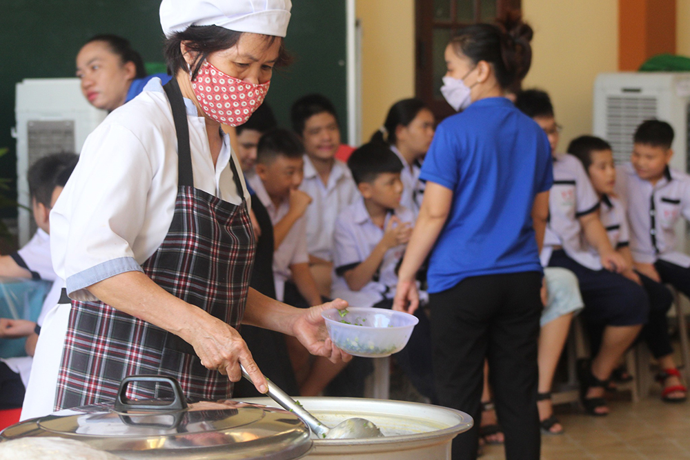 dong phuc nhan vien truong chuyen biet thanh tam