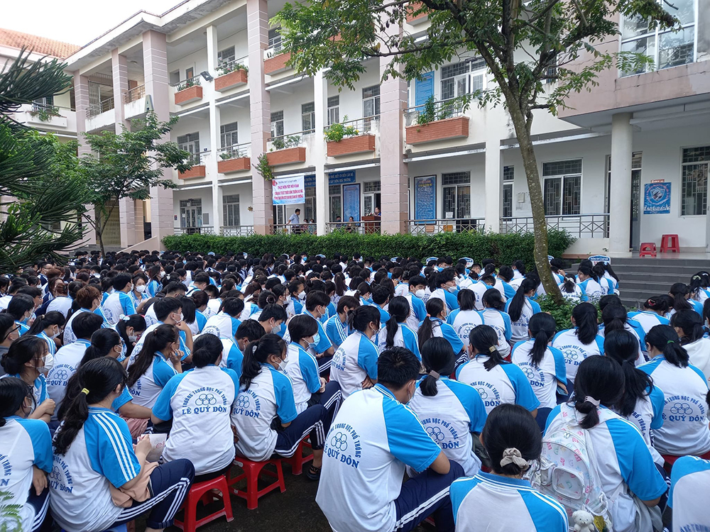 dong phuc the duc hoc sinh truong thpt le quy don