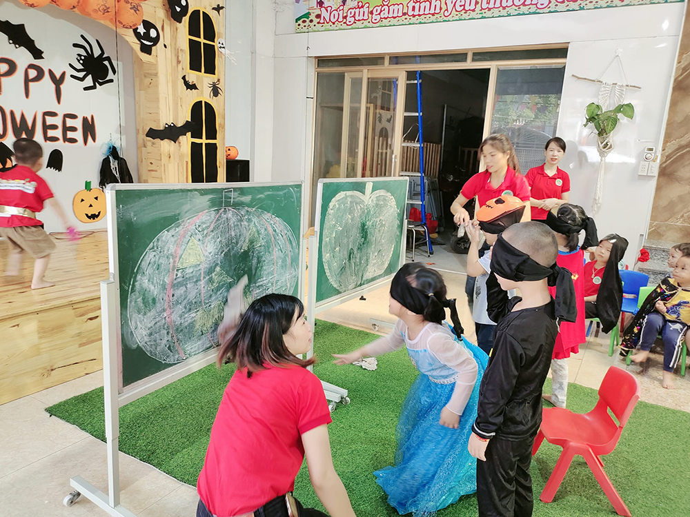 dong phuc truong mam non tu thuc hoa hong nhung