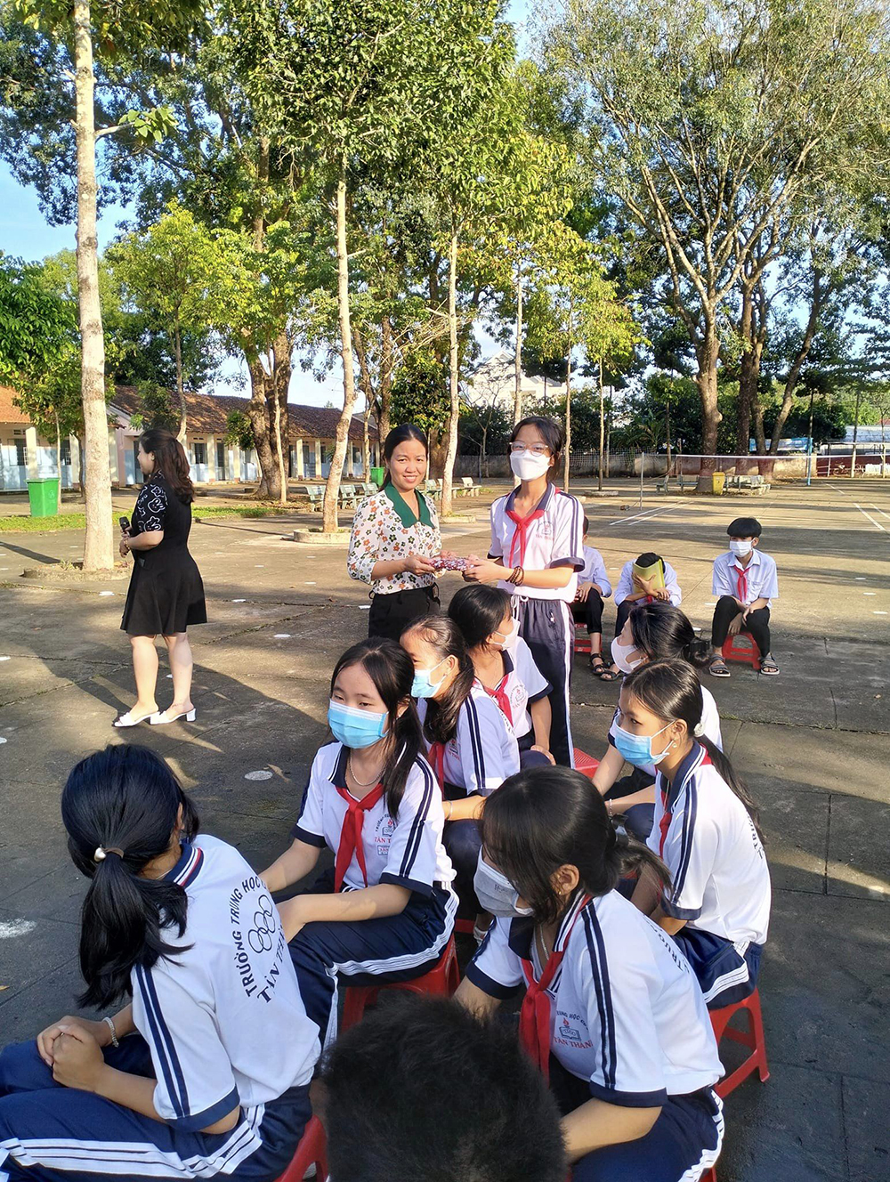 dong phuc truong thcs tan thanh