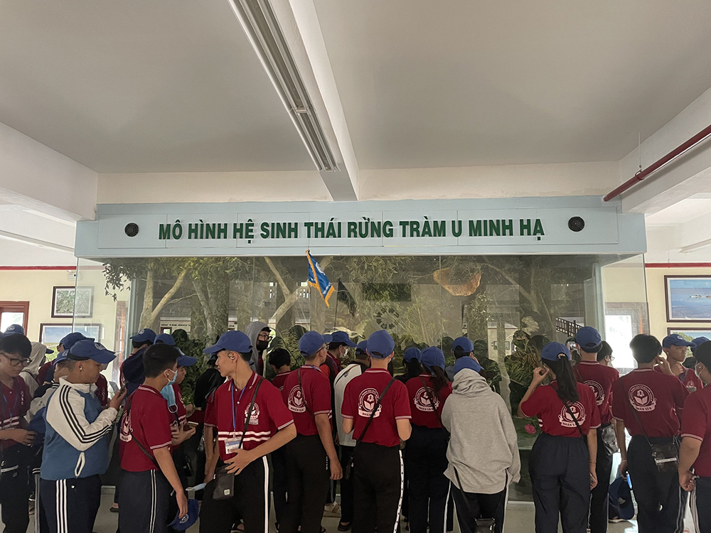 dong phuc truong thcs & thpt nhan van