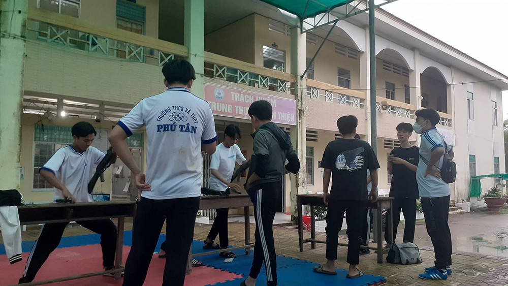 dong phuc truong thcs va thpt phu tan