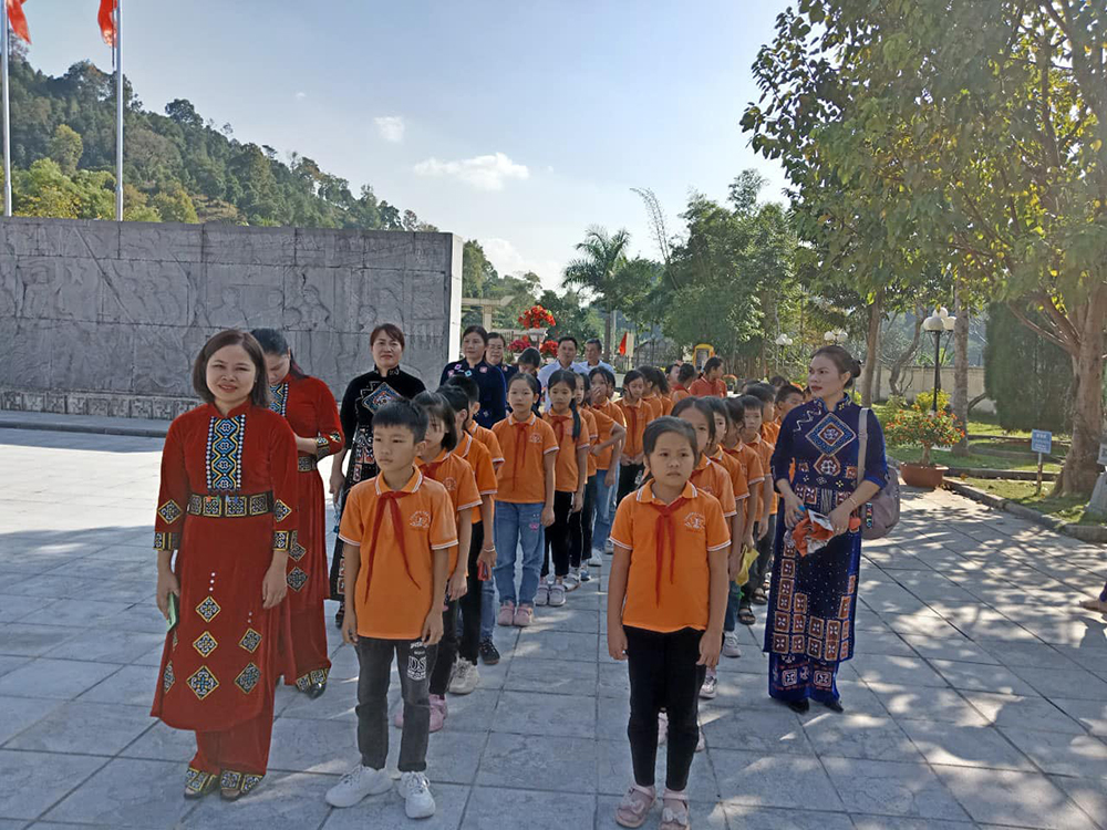 dong phuc truong tieu hoc tan lang