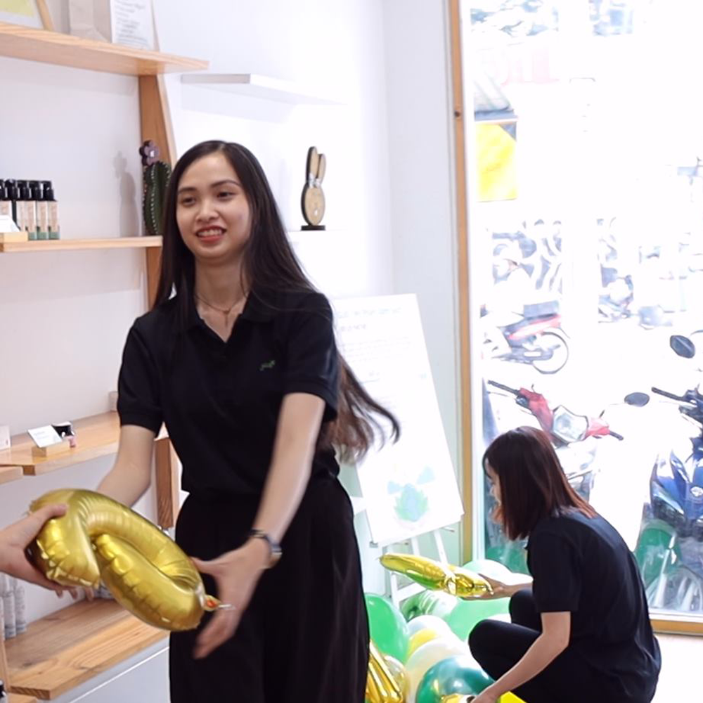 hinh anh dong phuc nhan vien guo my pham xanh sach